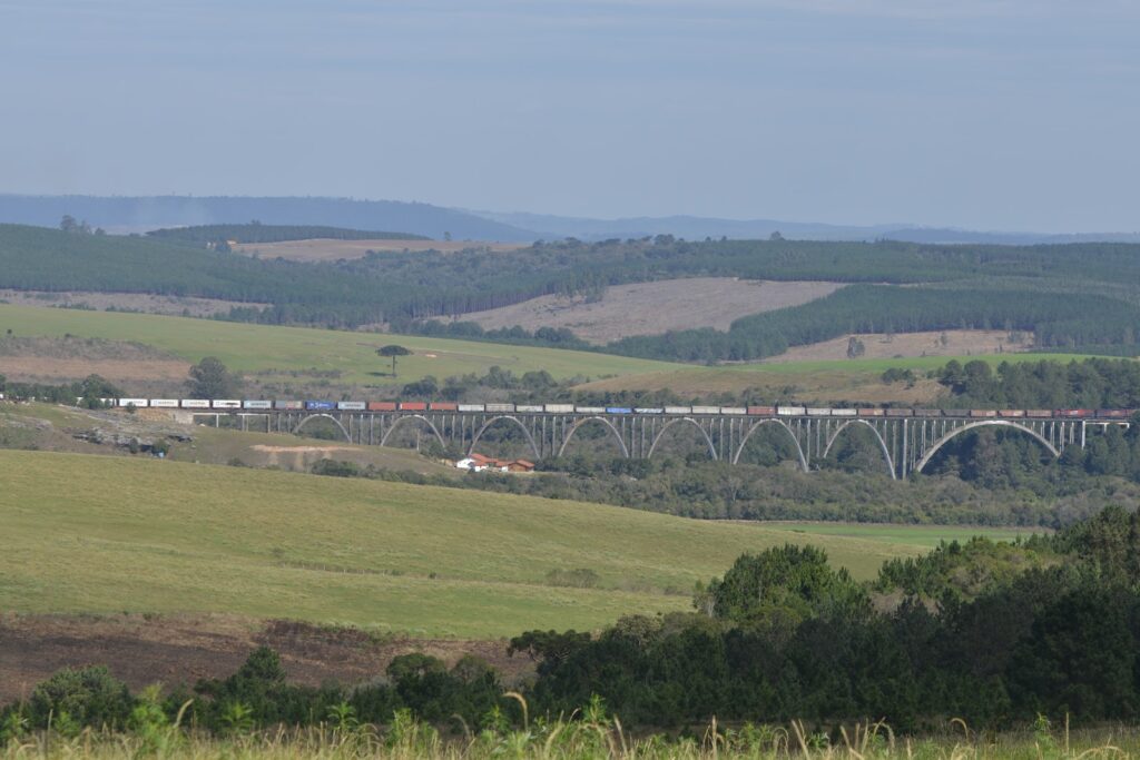 CAMPOS-GERAIS-Balsa-Nova-Ponte-Ferroviaria-dos-Arcos-Foto-Ivo-Lima-77-1-1-1024x683 Entre campos e arenitos