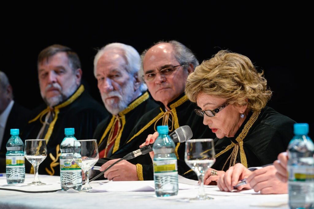 27967917373_61821b1fe3_o-1024x682 Sobre fatos, mitos e homens