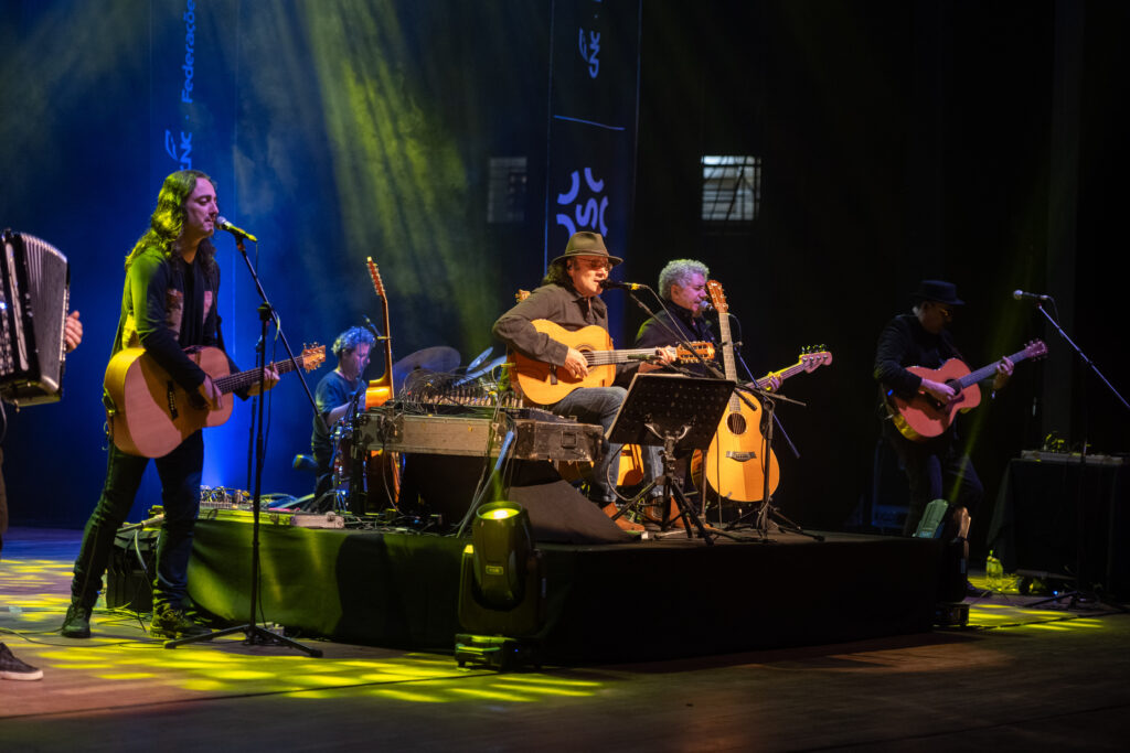 54526433099_c238ff5e6d_o-1-2-1024x683 Quando um violeiro toca