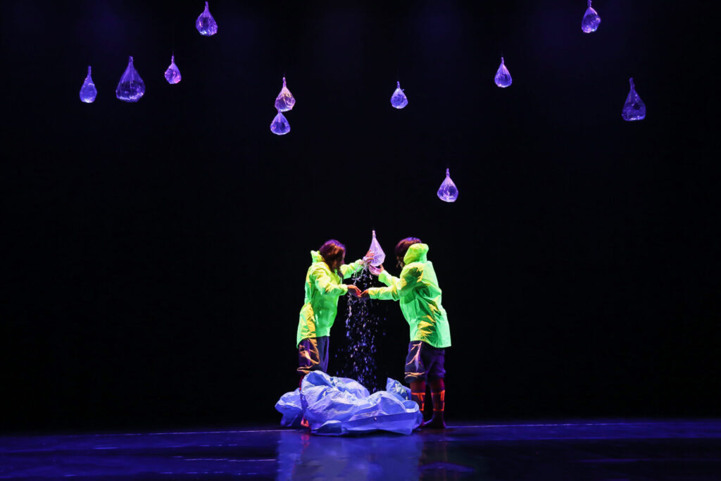 Agua-redonda-e-comprida-.-Foto-Dani-Berwanger.-Horizontal4-1-scaled-1-1024x683 Sesc Londrina Cadeião recebe espetáculos do circuito nacional Palco Giratório