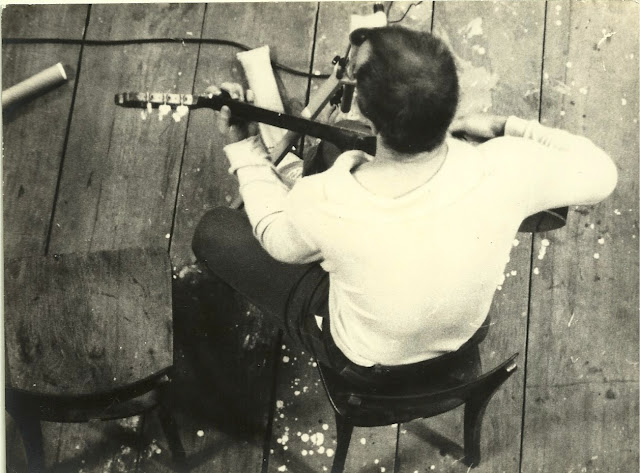 Caixa-9-Leminski-em-show-no-Teatro-Paiol-Autor-desconhecido