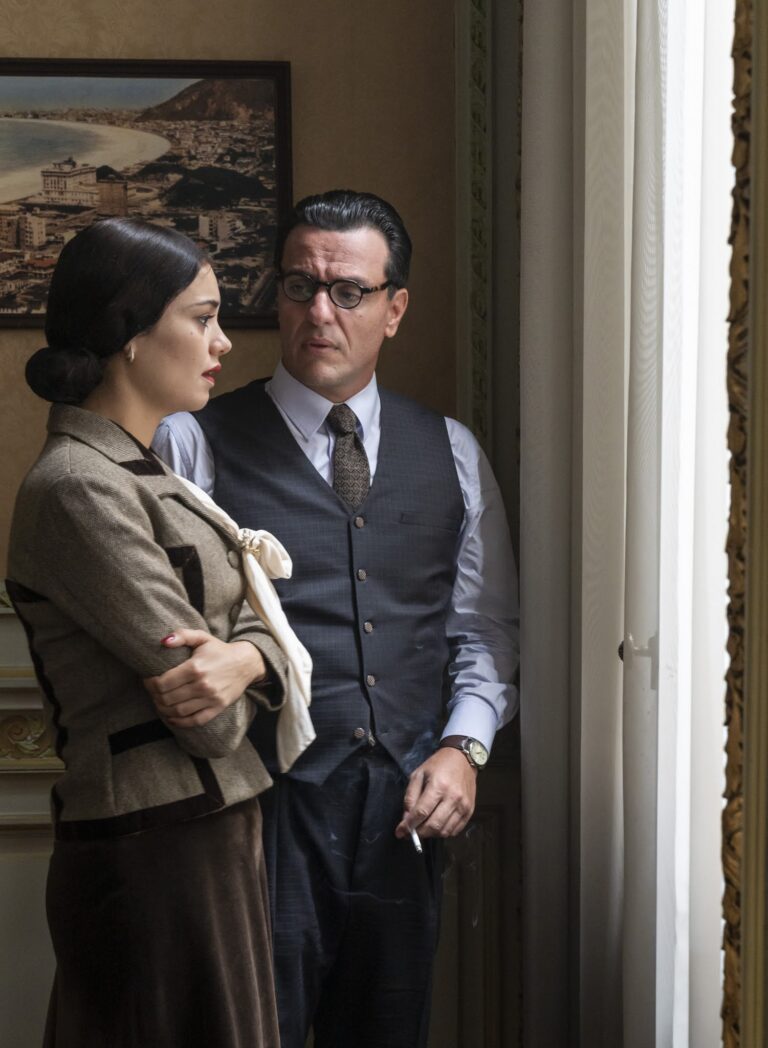 Aracy de Carvalho (Sophie Charlotte) e João G Rosa (Rodrigo Lombardi) em cena