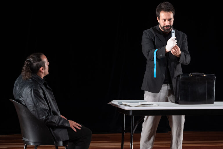 Espetáculo teatral "Tudo acontece numa segunda-feira de manhã", com Vinícius Piedade e Evas Carretero, no Sesc da Esquina em Curitiba (21/03/2026) - Foto: Cassiano Rosário / Sesc PR