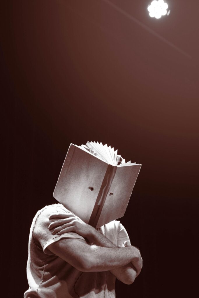 1-Livro-me-683x1024 Sesc Londrina Cadeião realiza 4ª Mostra Solo de Artes Cênicas